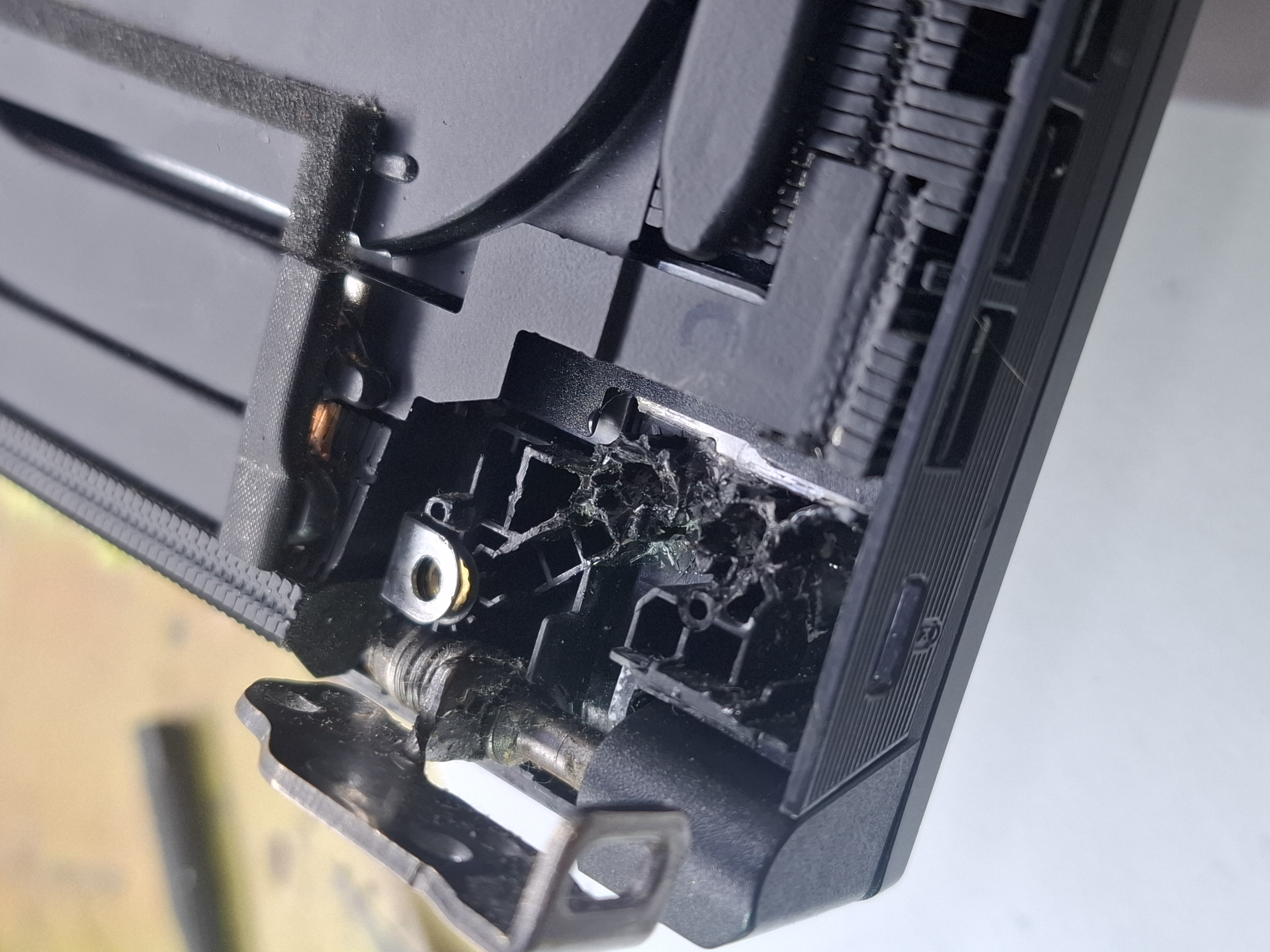 Разрушенное крепление петли ASUS TUF до ремонта