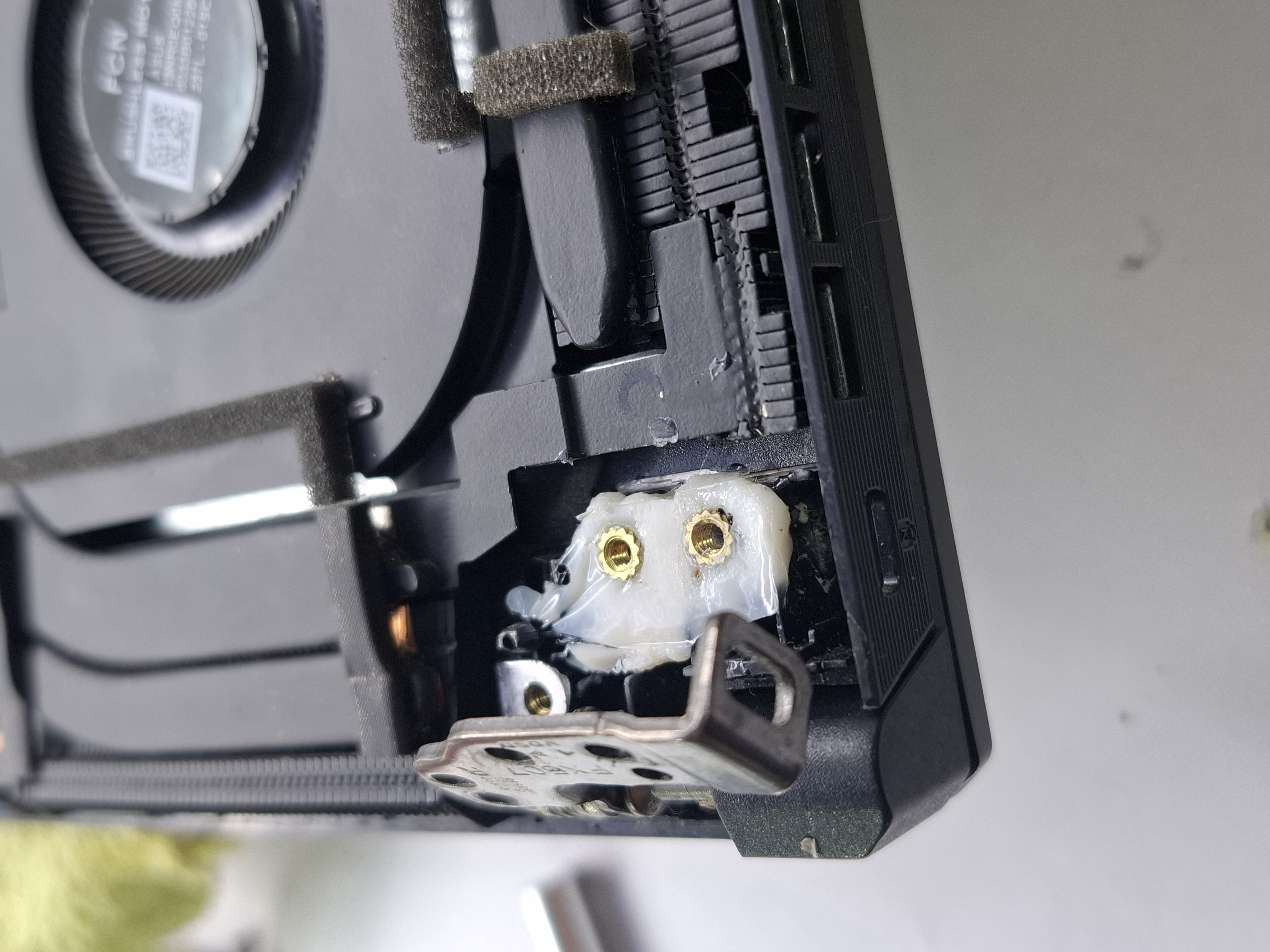 Восстановленное крепление петли в Laptop Service