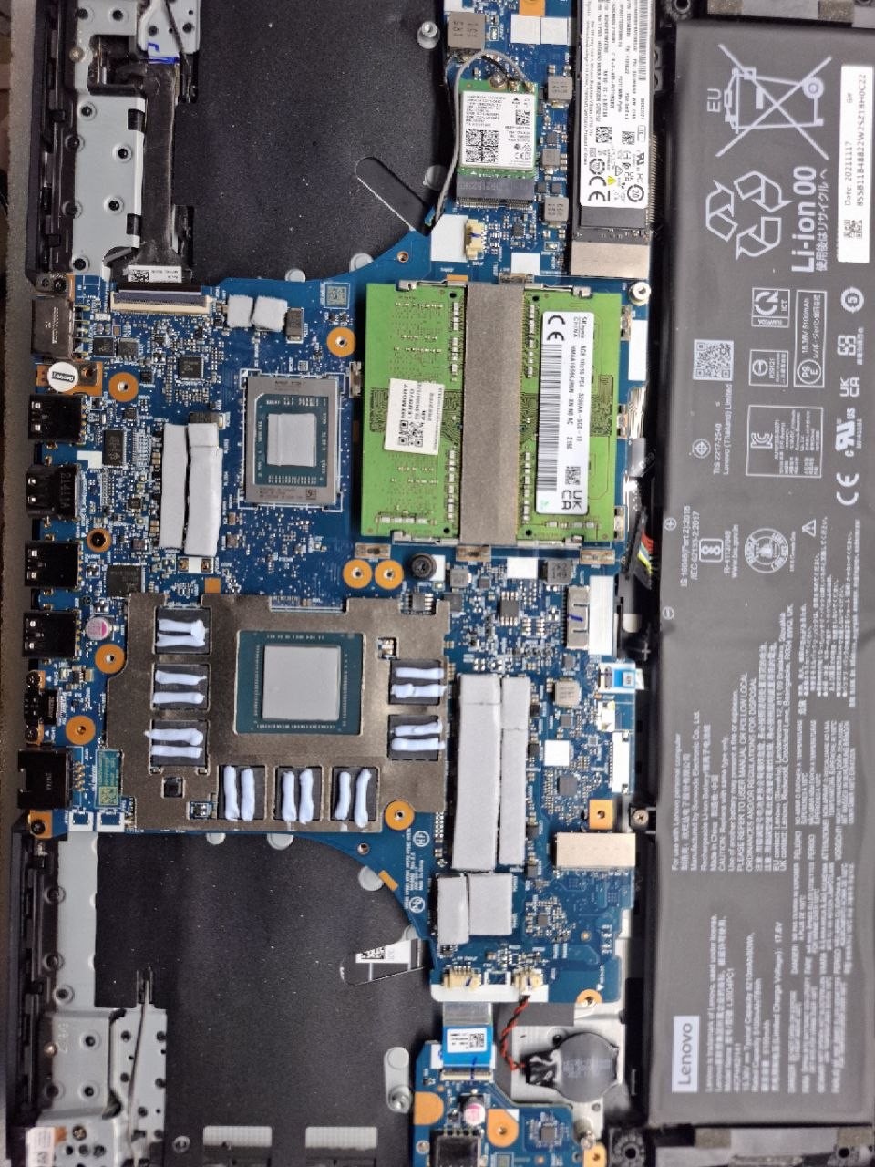 Нанесенный термоинтерфейс Honeywell PTM7950 на плате