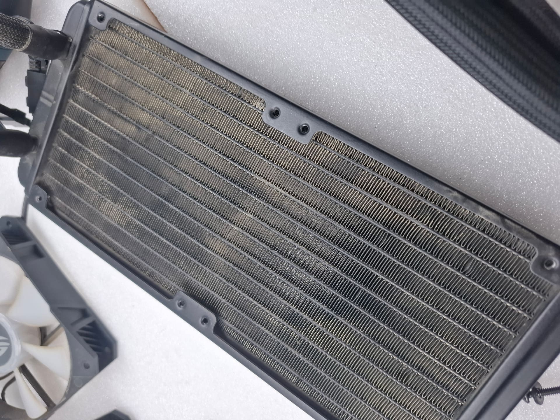 Грязный радиатор системы водяного охлаждения ASUS ROG Strix RTX 3090 Ti — соты забиты пылью