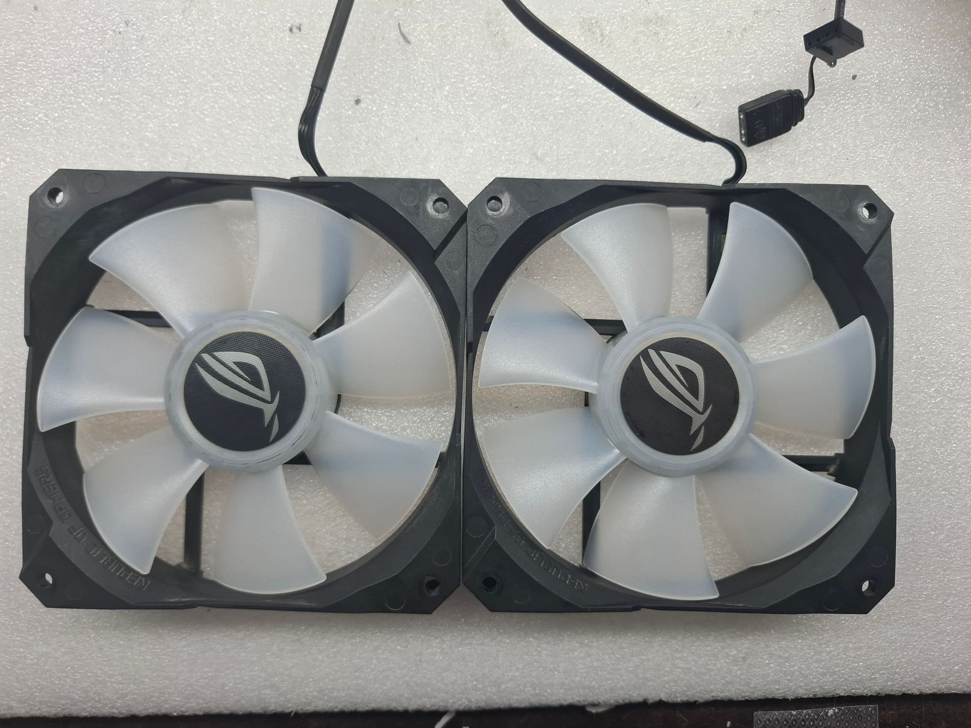 Чистые обслуженные вентиляторы ASUS ROG Strix в сборе